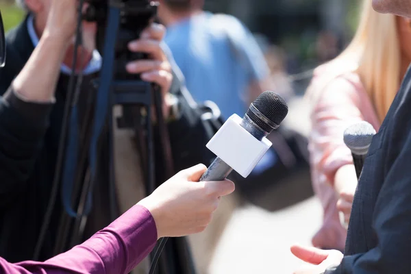 Medieninterview. Fernsehübertragung. — Stockfoto