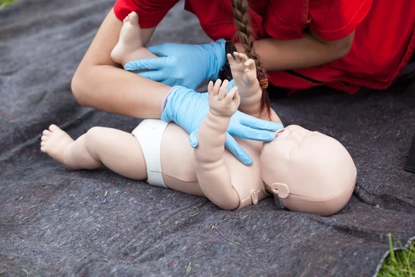 赤ちゃん Cpr ダミー応急処置講習 — ストック写真