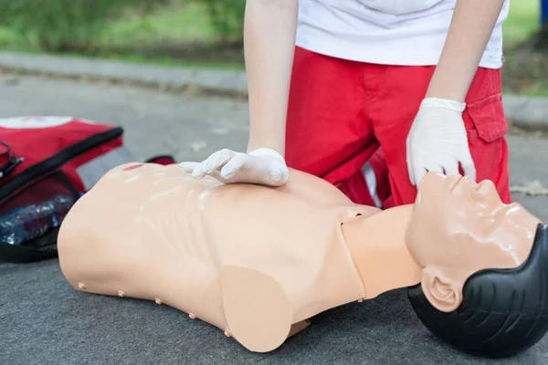 İlk yardım. Kardiyopulmoner resüsitasyon - kalp masajı. — Stok fotoğraf