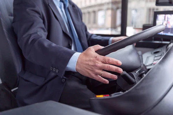 Kierowca autobusu. Mężczyzna jadący autobusem — Zdjęcie stockowe