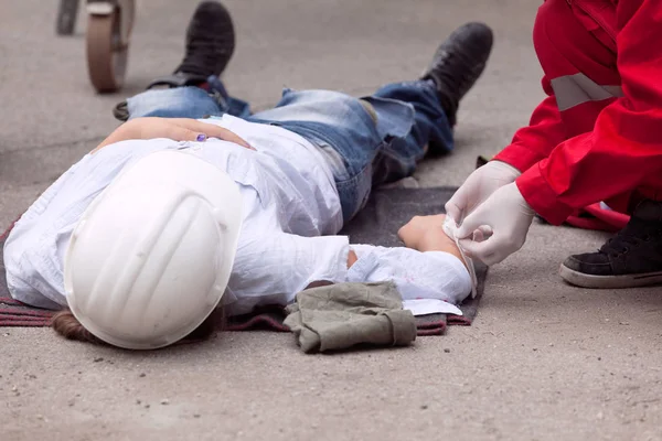 Work accident. First aid training. — Stock Photo, Image