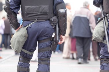 Nöbetçi polis memuru. Terörle.