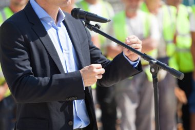  İşadamı ya da politikacı bir konuşma