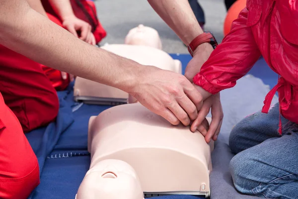 Detalle entrenamiento de primeros auxilios — Foto de Stock