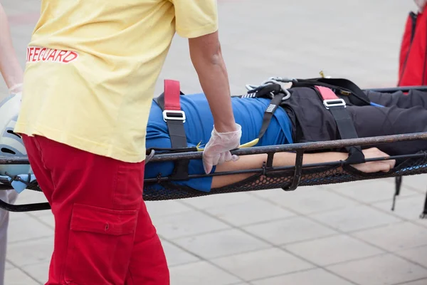 Sanitäter evakuieren eine verletzte Person — Stockfoto