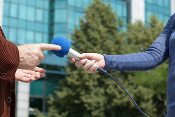 Kvinnlig journalist genomföra en intervju med affärsman eller politiker — Stockfoto