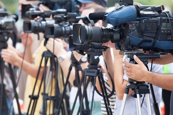 Operadores de câmaras de vídeo que trabalham na conferência de imprensa — Fotografia de Stock