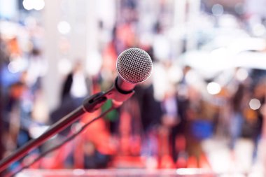 bulanık izleyiciye odaklanan mikrofon