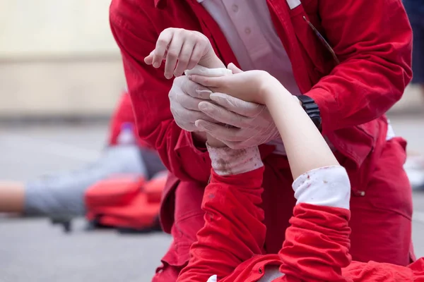 Sanitariusz, udzielanie pomocy osobie poszkodowanej po wypadku — Zdjęcie stockowe