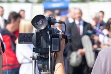 Bir video kamera ile çekim basın toplantısı