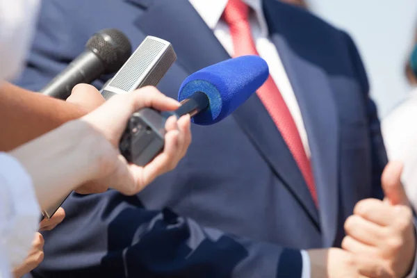 Intervista ai media con uomo d'affari, politico o portavoce — Foto Stock