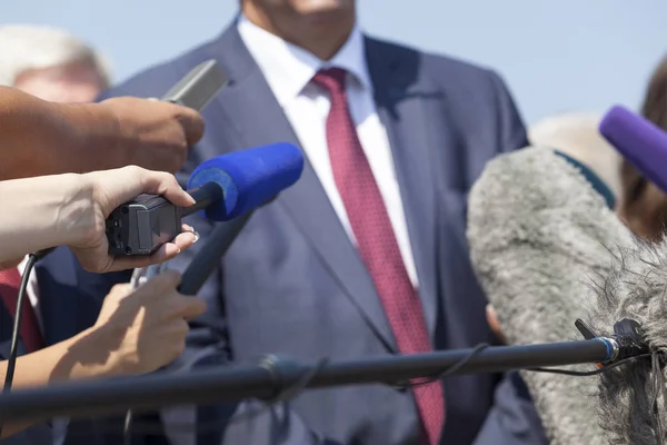 Media interview with businessperson, politician or spokesman — Stock Photo, Image