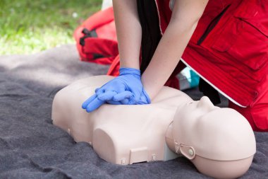 Sağlık görevlisi kukla üzerinde kalp masajı (Cpr) göstermek