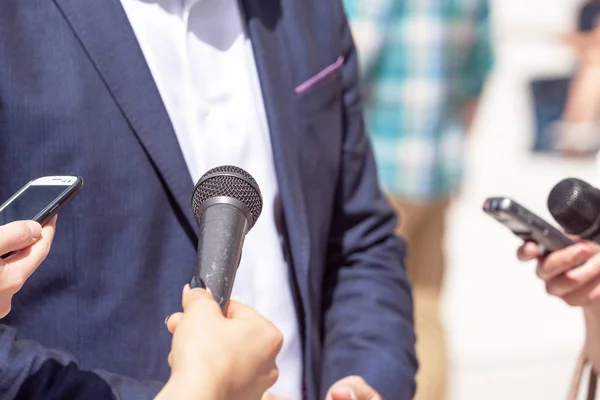 Reporteri intervievați cu oameni de afaceri, politician sau purtător de cuvânt . — Fotografie, imagine de stoc