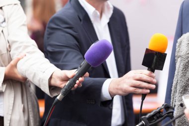 Mikrofonlar, holding Reportes medya yürütmektedir röportaj