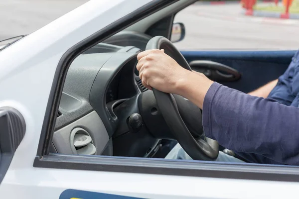 Motorista aluno dirigindo carro com instrutor — Fotografia de Stock