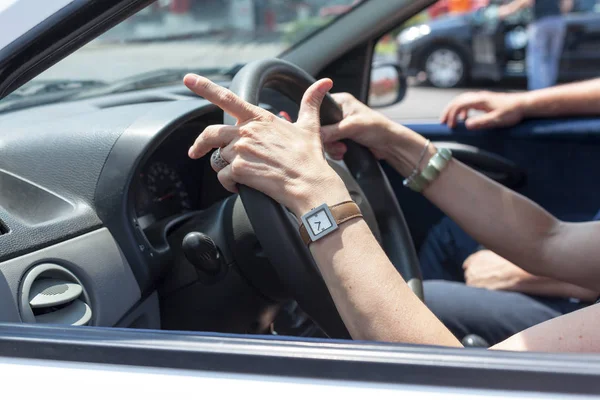 Aprendizagem sênior para dirigir um carro — Fotografia de Stock