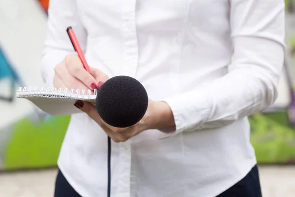 Reportera o periodista en conferencia de prensa, escribiendo notas — Foto de Stock