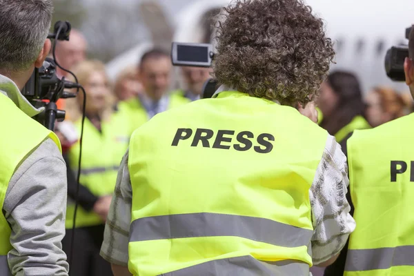 Filmer un événement avec une caméra vidéo. Conférence de presse . — Photo