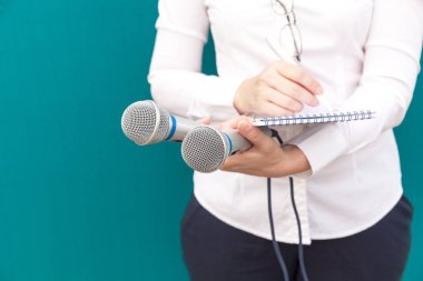 Kadın muhabir veya notlar yazma gazeteci basın toplantısında