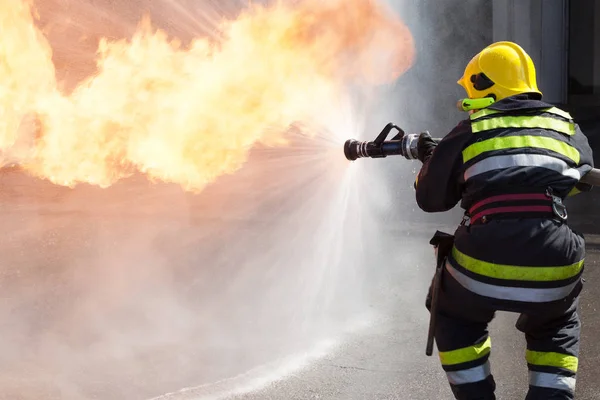 Пожарный в действии — стоковое фото