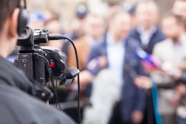 Filming an event with a video camera. Press conference. — Stock Photo, Image