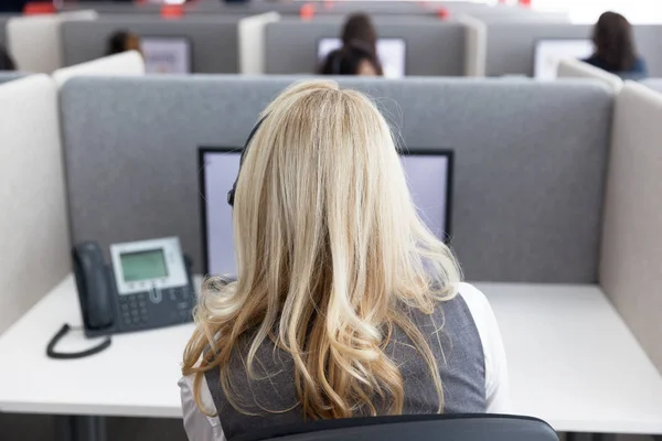 Operadora feminina no call center — Fotografia de Stock