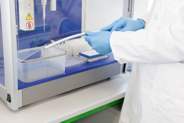 Laboratuvarda çalışan bilim adamı. 