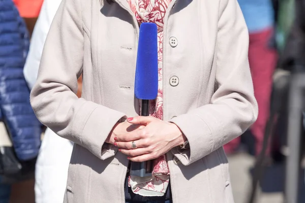 Kadın gazeteci mikrofon, holding medya Event'de raporlama