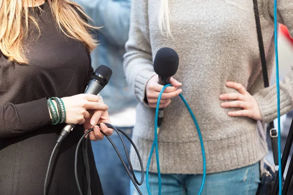 Γυναίκες δημοσιογράφοι κρατώντας μικρόφωνα αναμονή για συνέντευξη τύπου — Φωτογραφία Αρχείου