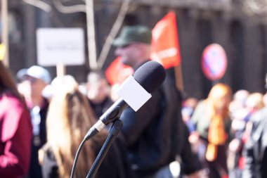 Siyasi protesto. Gösteri. Mikrofon odak, bulanık p