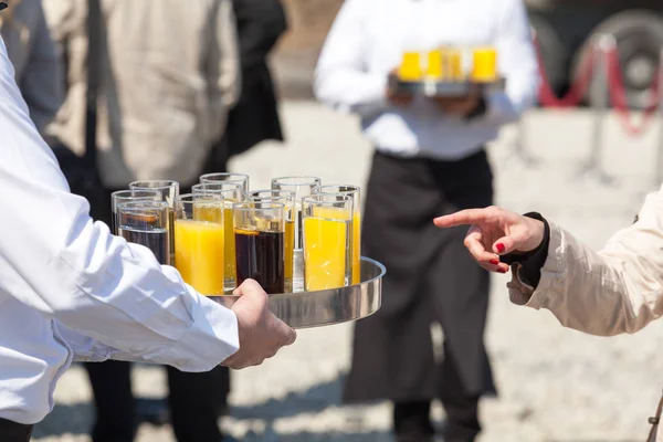 Waiter serving soft drinks at a party — Stock Photo, Image