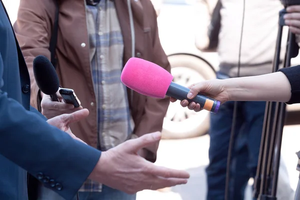 Micrófono en foco. Entrevista de prensa o medios . — Foto de Stock