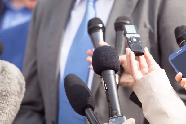 Journalister gör media intervju med näringsidkare eller politi — Stockfoto
