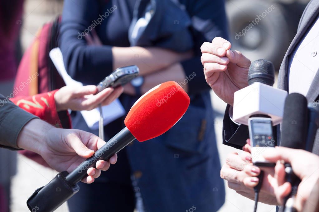 Media interview. Broadcast journalism. News conference. Micropho