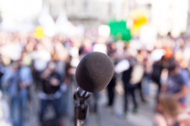 Protesto. Kamu gösteri. Mikrofon.