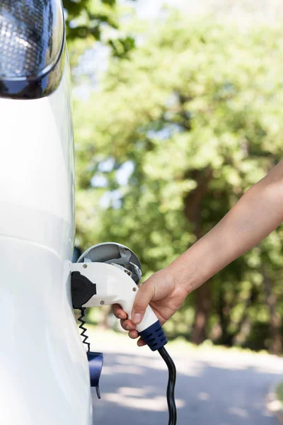 Ładowanie baterii elektrycznych samochodów — Zdjęcie stockowe