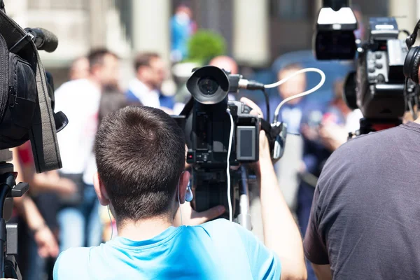 Tisková konference. Natáčení mediální událost s videokamerou. — Stock fotografie