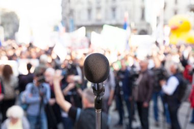 Siyasi miting. Protesto. Gösteri.