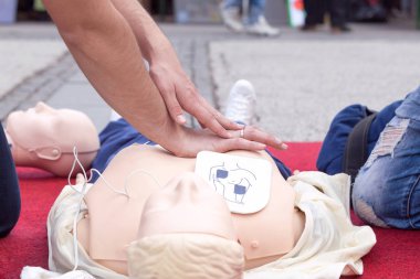 İlk yardım eğitimi. Defibrilasyon CPR..
