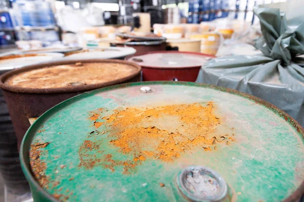 Rusty vaten met giftig chemisch afval — Stockfoto