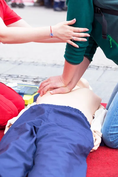 İlk yardım eğitimi. Kalp masajı. — Stok fotoğraf