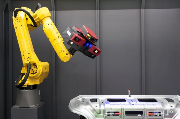 Automatyczne skanowanie. Skaner 3D zamontowane na ramieniu robota. — Zdjęcie stockowe