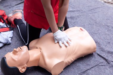 İlk yardım eğitim kavramı. CPR. kalp masajı.