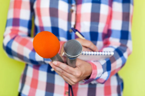 Journalist. Pressekonferenz. Mikrofone. — Stockfoto