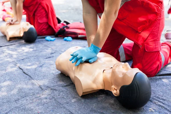CPR. Koncepce školení první pomoci. Srdeční masáž. — Stock fotografie