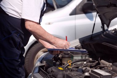 Bir araba motoru kontrol ve panoya yazma araba veya motor mekanik
