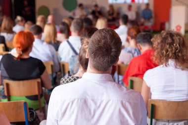 İş toplantısı ve tanıtım veya mesleki eğitim