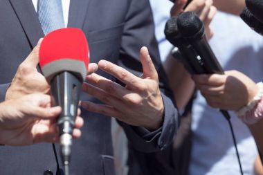 Politikacı veya iş kişi ile TV veya medya röportaj