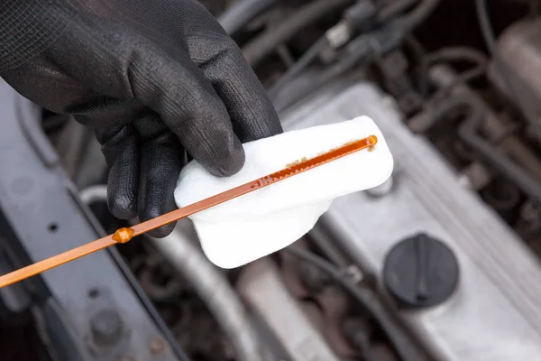 Comprobación del nivel de aceite en el motor del coche —  Fotos de Stock